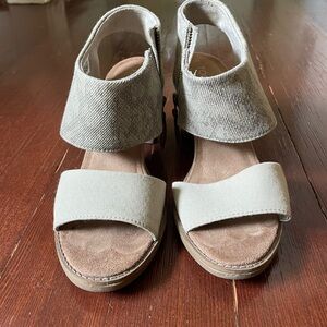 Toms Snake Print Sandals Size 7.5
